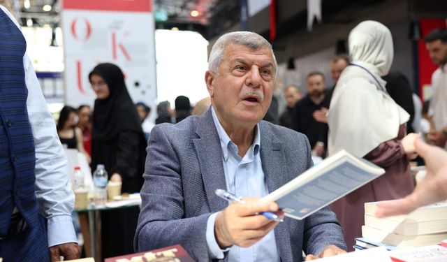 Karaosmanoğlu, Kitap Fuarı’nda kitabını imzaladı
