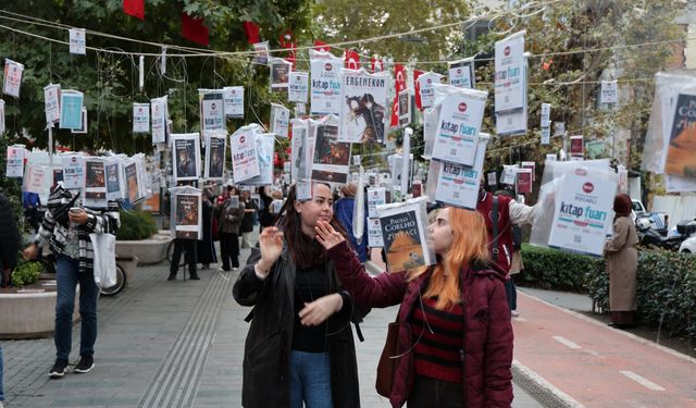 Kocaeli’de gelenek bozulmadı, kitaplar yine ilk ağaçlarda açtı!