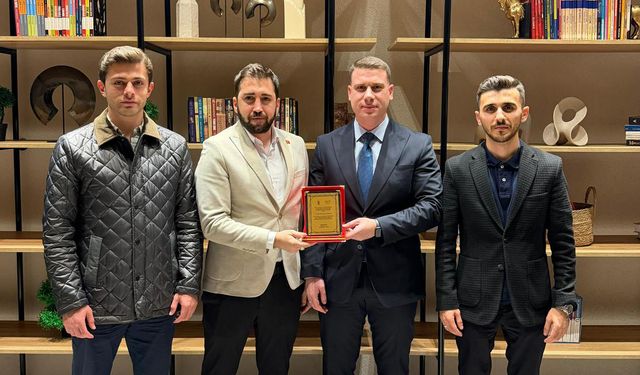 AK Parti Gebze Gençlik Kolları’na başarı plaketi