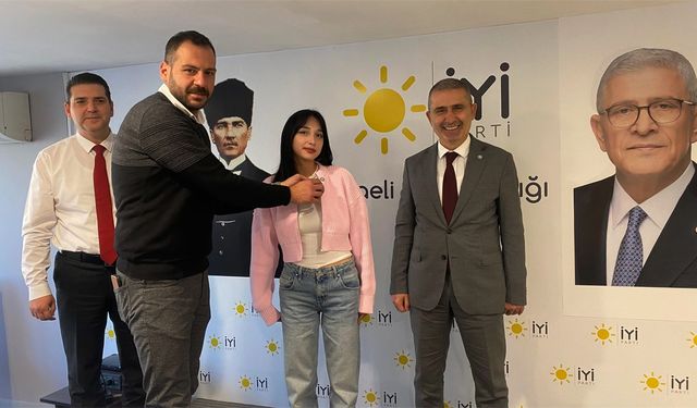 İYİ Parti’ye katılan genç üyelere rozetleri takıldı