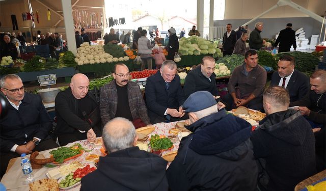 Başkanlar pazarcı esnafının sofrasına konuk oldu