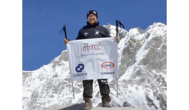 OYAK Çimento Direktörü Mustafa Turan, Everest'i tırmandı