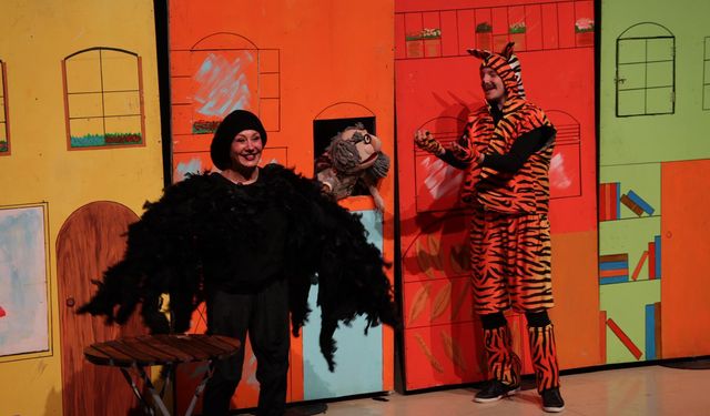 Renkli Çoraplı Kuzgun Minik tiyatroseverlerle buluştu