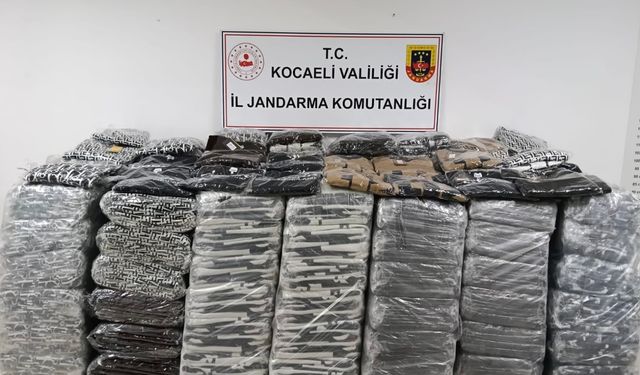 Dilovası’nda 2.5 milyon TL değerinde ünlü markalara ait sahte giyim malzemesi ele geçirildi