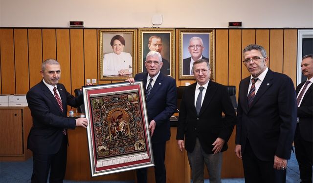 İYİ Parti Kocaeli İl Teşkilatı’ndan Genel Başkan Dervişoğlu’na Hereke halısı