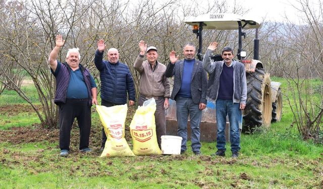 Gübreler toprakla buluşuyor, çiftçinin yüzü gülüyor