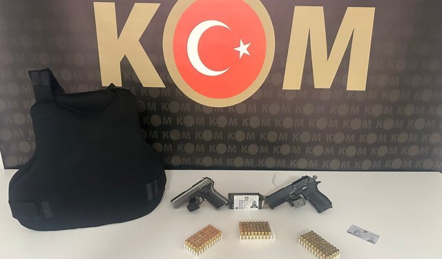 8 ayrı suçtan 15 sene hapis cezası olan şahıs silahlarla yakalandı