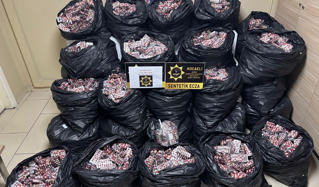 Çayırova’da durdurulan bir araçta 300 bin sentetik ecza hap ele geçirildi