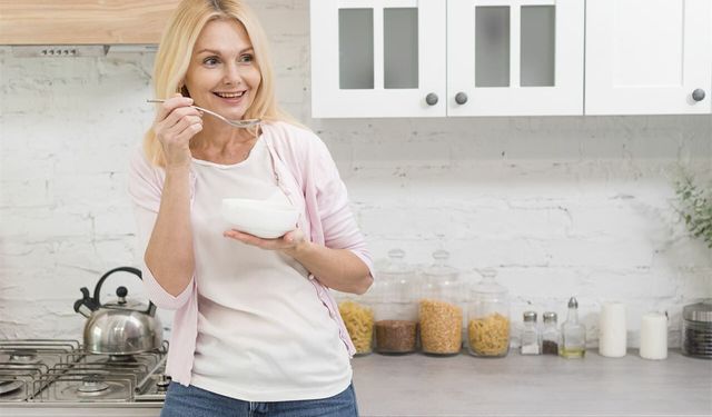 40 yaş sonrası kadın beslenmesinde hangi besinler önem kazanıyor?