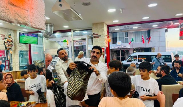 Şampiyon miniklere İş İnsanı ve Siyasetçi Enver Yıldırım’dan anlamlı ödül