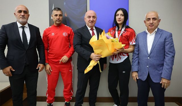 Darıca’nın Dünya Şampiyonu ödüllendirildi