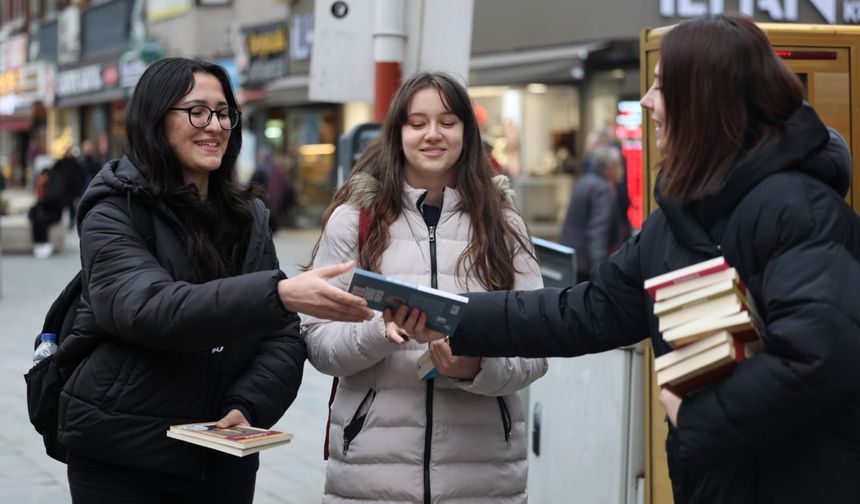 Cumhuriyet Bulvarı’nda kitap sürprizi