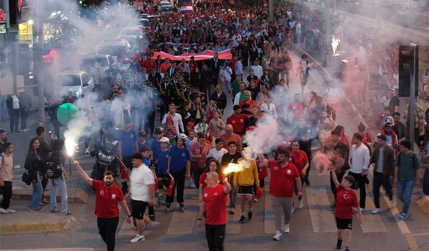 19 Mayıs Atatürk’ü Anma, Gençlik ve Spor Bayramı’nın 106. yılında fener alayı coşkusu