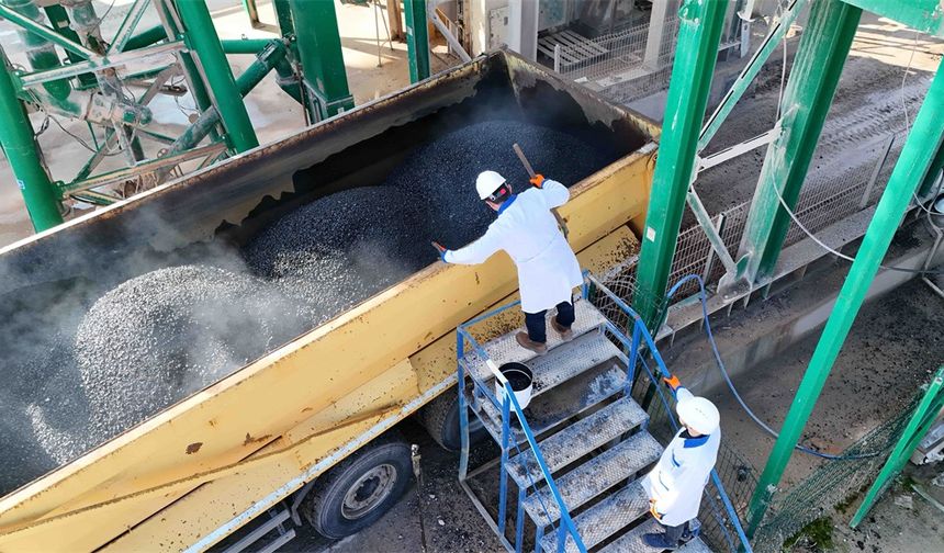 Kocaeli’nde saatte 240 ton asfalt üretiyor