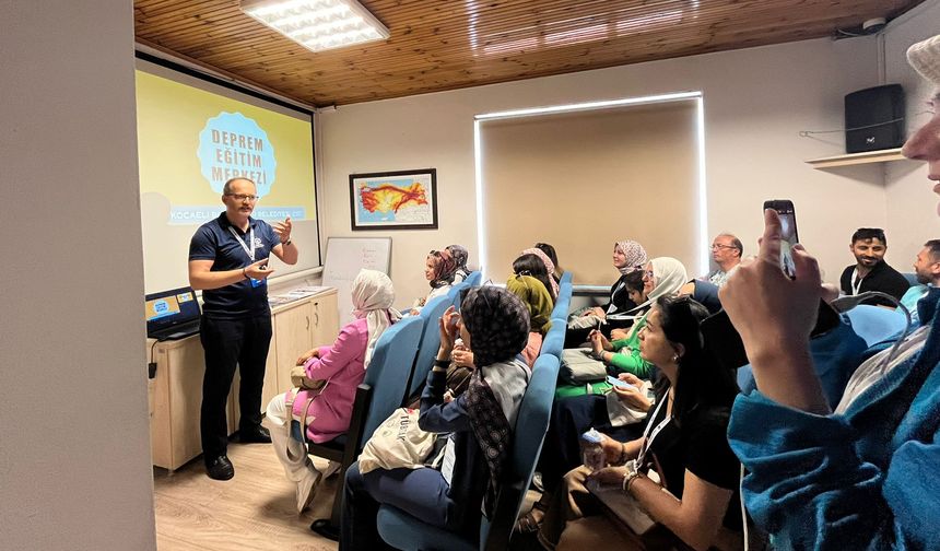 Deprem bölgesi öğretmenlerine afet eğitimi