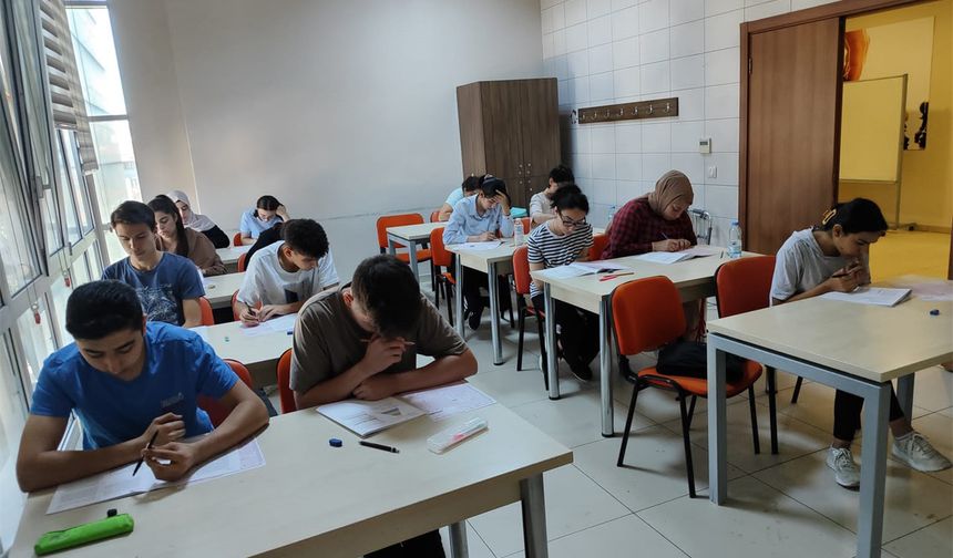Üniversite hayali kuran gençlere Darıca Belediyesi’nden destek