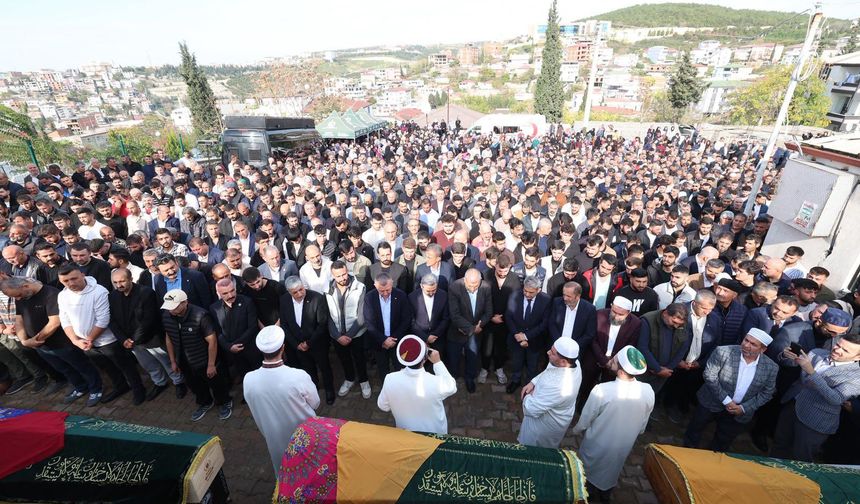 Yangında hayatını kaybedenler son yolculuğa uğurlandı
