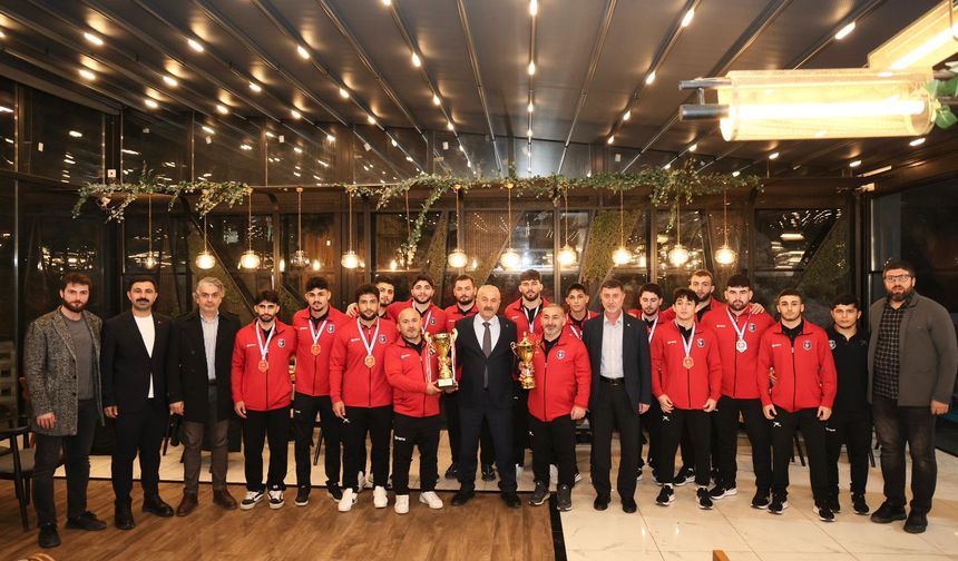 Başkan Büyükgöz şampiyon güreşçileri ağırladı