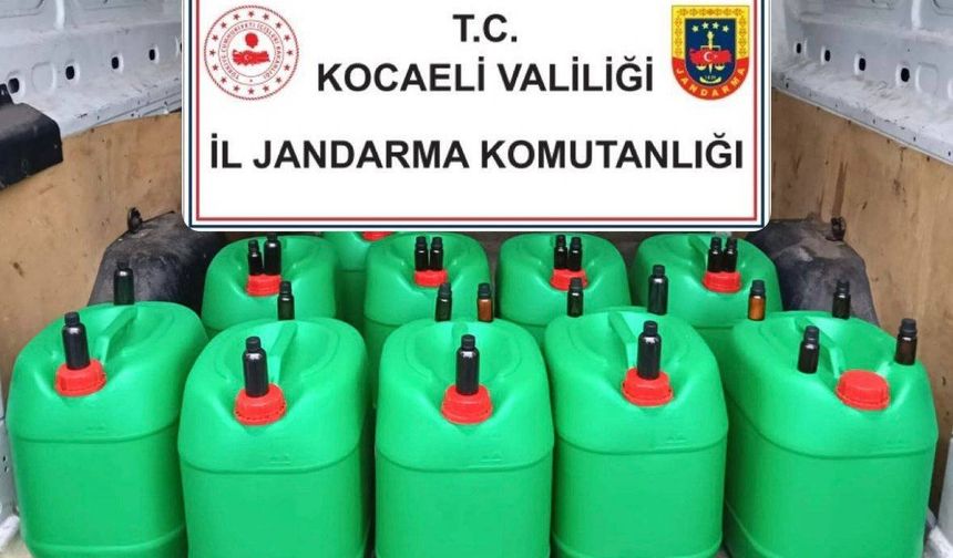 Gebze’de bir araçta yapılan aramada 400 litre sahte içki yakalandı