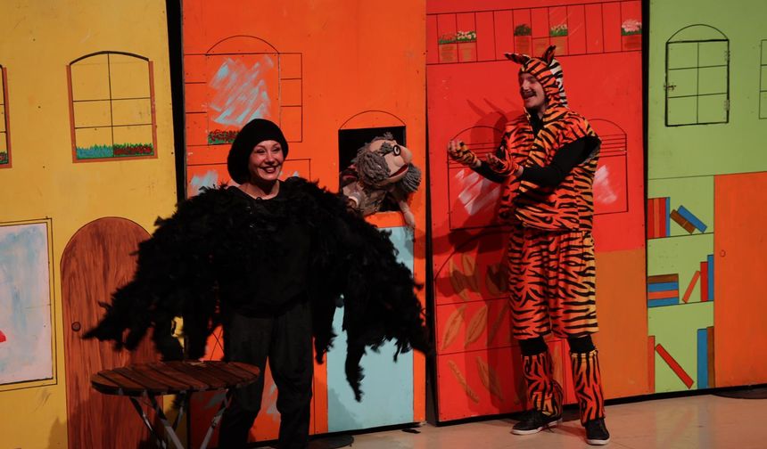 Renkli Çoraplı Kuzgun Minik tiyatroseverlerle buluştu