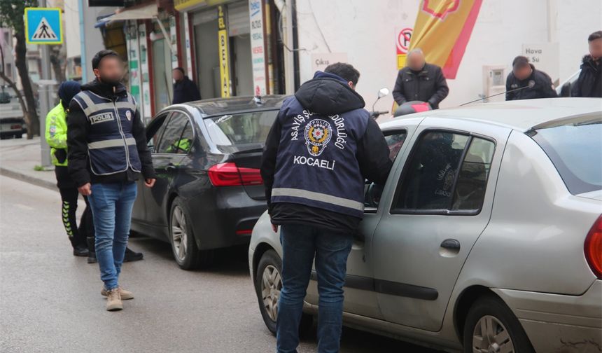 Huzurlu Sokaklar Uygulaması’nda çeşitli suçlardan aranan 37 kişi yakalandı