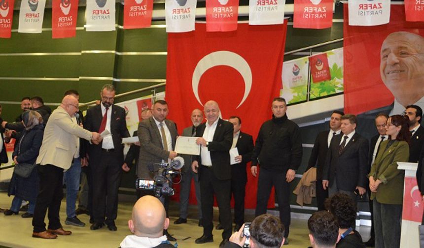 Özdağ, Gebze’de rozet taktı güvenlik mesajları verdi