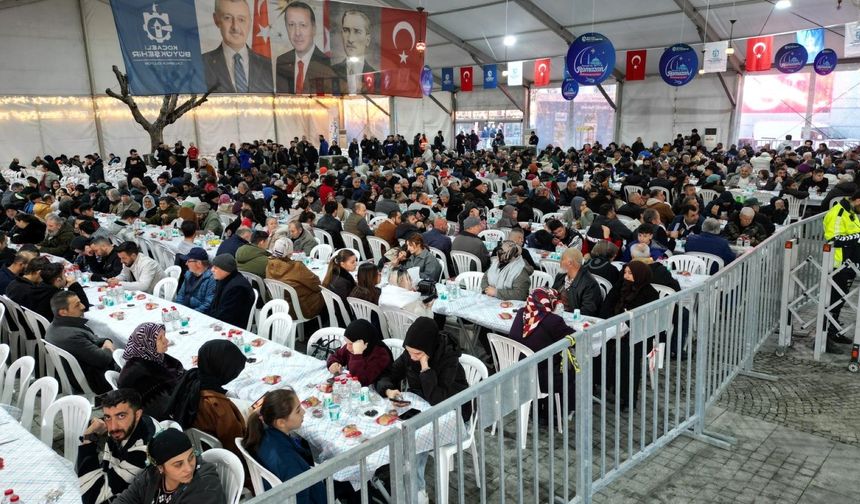 Gebze Kent Meydanı’nda Ramazan’ın ilk sofrası kuruldu