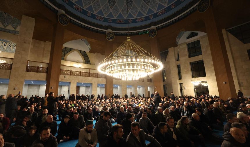 İlk teravih namazında dolup taştı