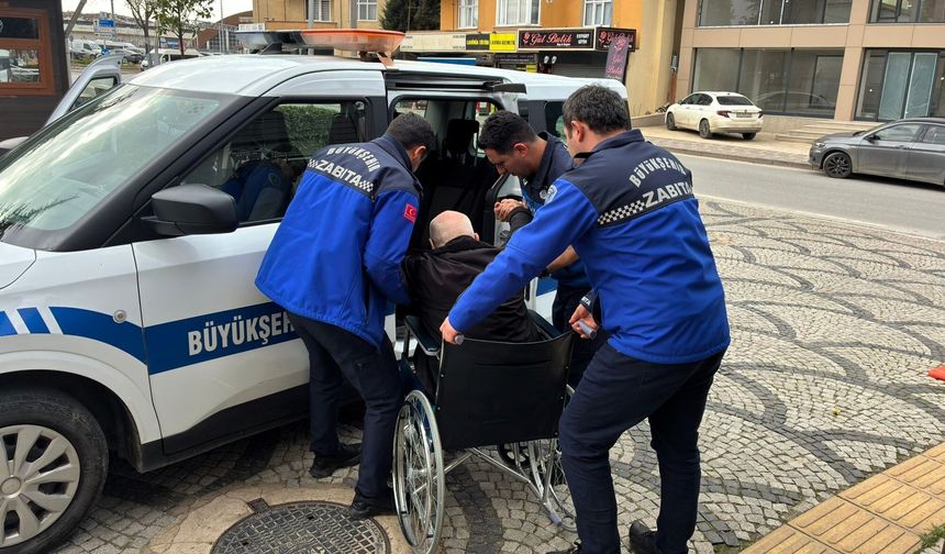 Zabıta ekiplerinin şefkat eli vatandaşın üzerinde