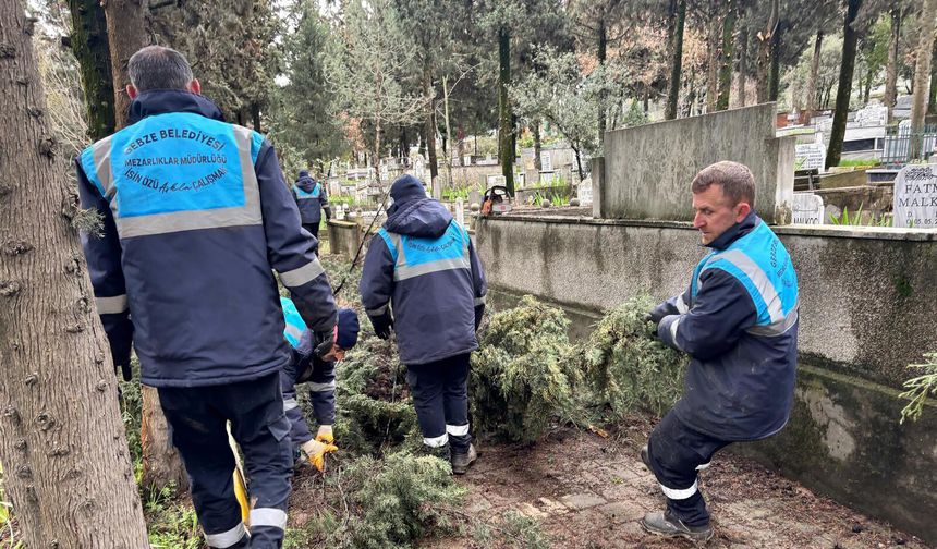 Gebze’de bayram öncesi mezarlıklarda bakım çalışmaları hızlandı