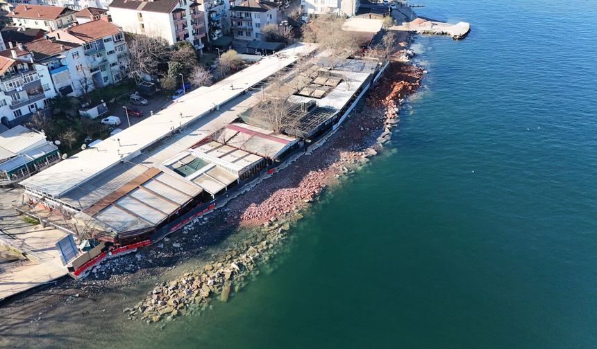 Bir dalga kırıcı set de Değirmendere sahiline