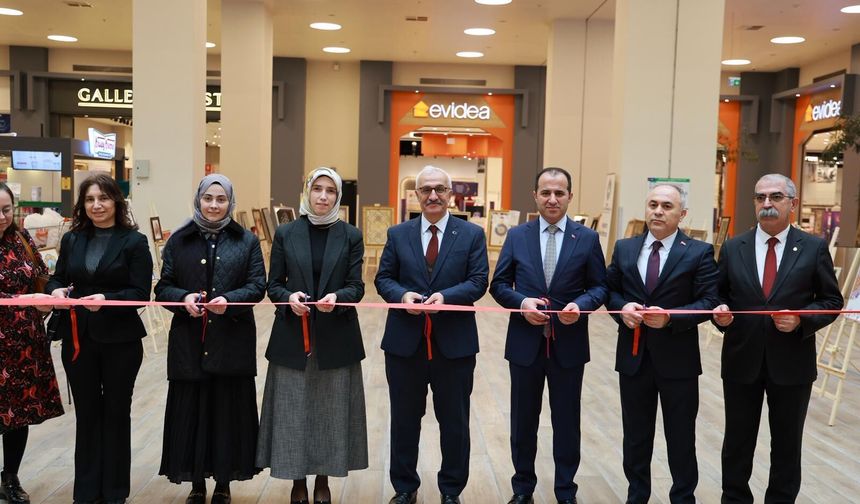 Gebze Halk Eğitim Merkezi’nin Sanatın Diliyle Değerlerimiz sergisi açıldı