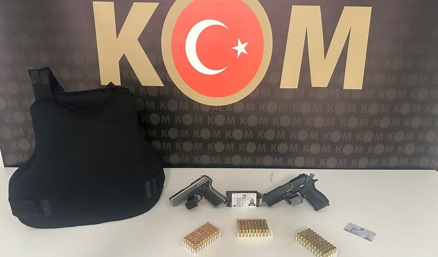 8 ayrı suçtan 15 sene hapis cezası olan şahıs silahlarla yakalandı