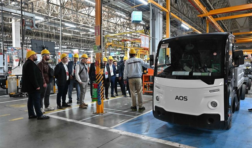 Anadolu Isuzu üst yapıcı iş ortaklarıyla Kocaeli fabrikasında bir araya geldi