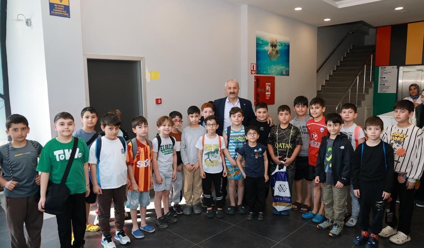 Başkan Büyükgöz minik yüzücülerle bir araya geldi