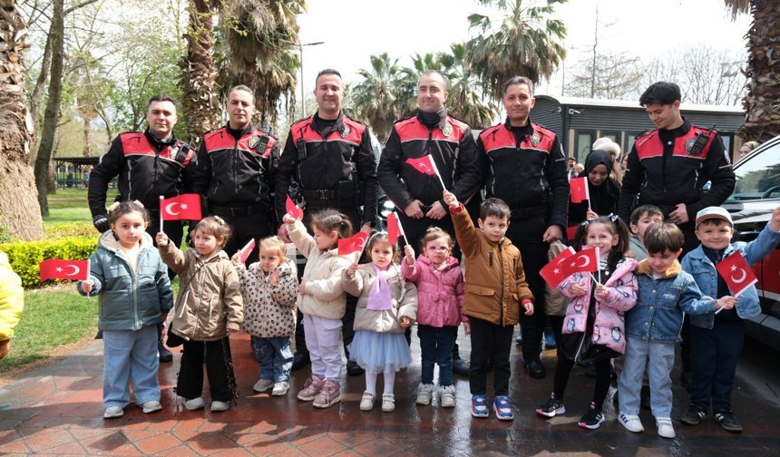 Yunus polisleri, çocukların gönlünü fethetti