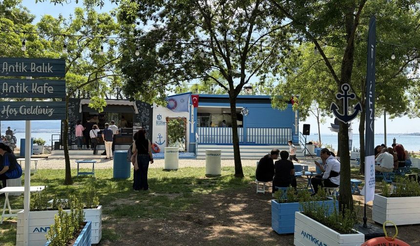 Balık dürüm lezzeti şimdi de İzmit sahilinde