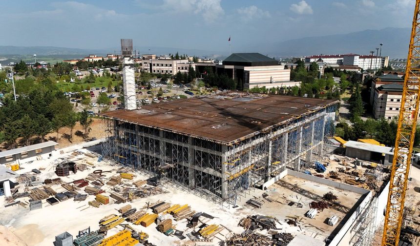 KOÜ Umuttepe Cami ve Otoparkı hızla yükseliyor
