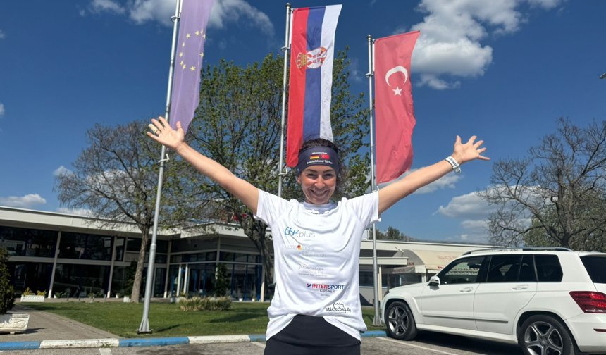 50 yaşındaki kadın çocuklar için Almanya’dan Türkiye’ye koşarak geliyor