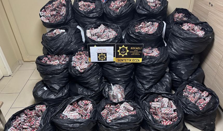 Çayırova’da durdurulan bir araçta 300 bin sentetik ecza hap ele geçirildi