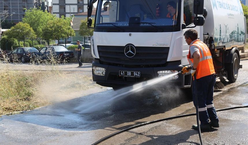 Darıca Belediyesi, mahalleleri baştan sona elden geçirerek temizliyor