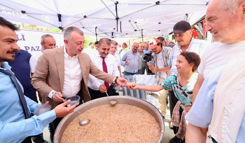 Aşure kazanı kardeşlik için kaynadı