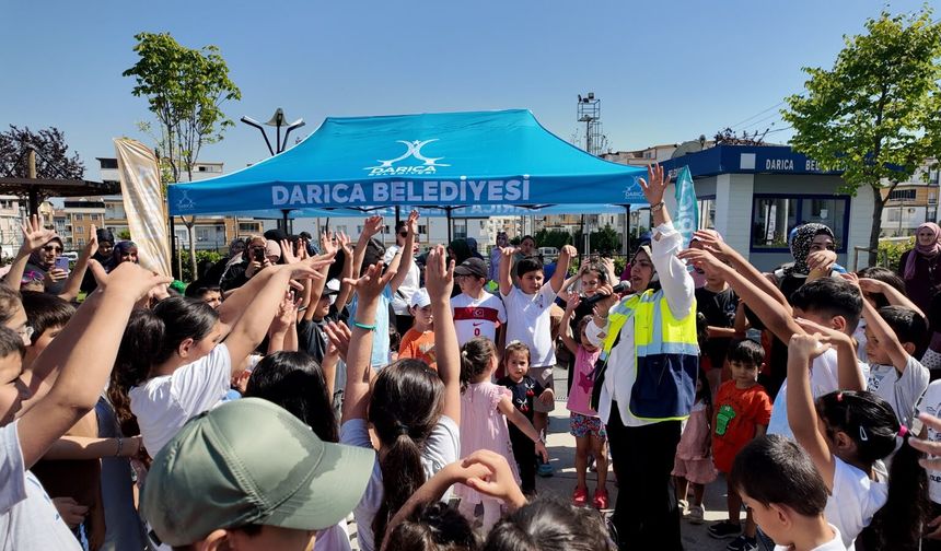 ‘Bir Durak Bir Mutluluk’ otobüsü Darıcalı çocukların yüzünü güldürdü