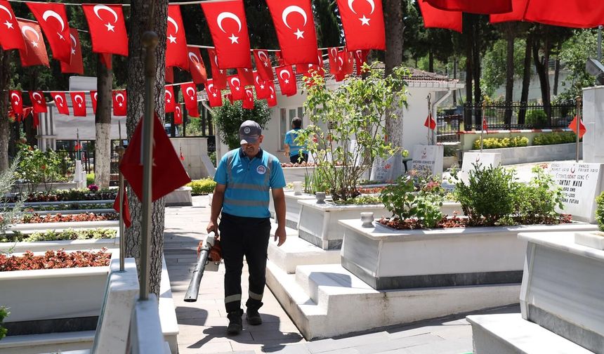 Mezarlık ve şehitliklerde kapsamlı bakım çalışması