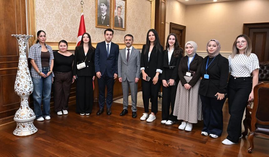 Valilikte staj yapan öğrenciler, Vali Aktaş’ı ziyaret etti