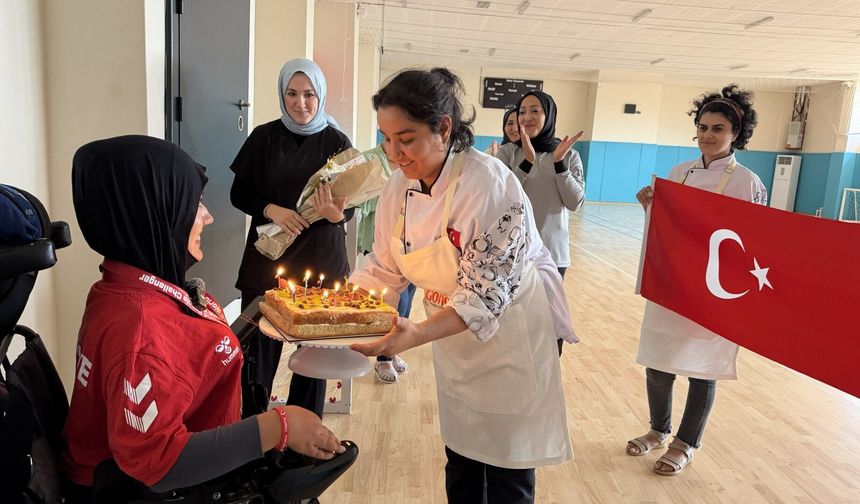 Dünya şampiyonu Havva Alyurt’a sürpriz kutlama