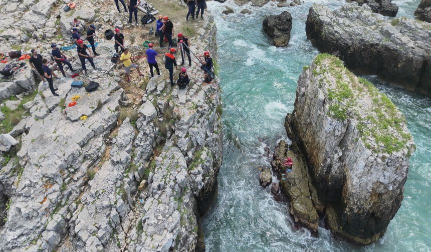 Kayalıklarda mahsur kalan vatandaşın imdadına itfaiye yetişti
