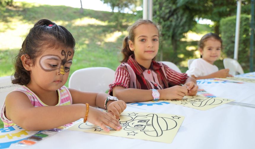 Çocuklar parkta hem eğlendi hem üretti