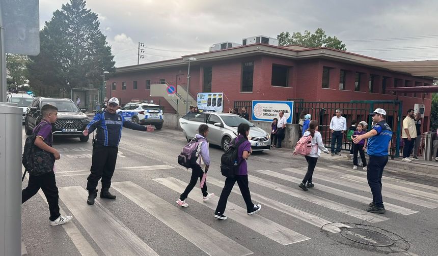 Ders zili çaldı, zabıta okul önlerinde tedbir aldı