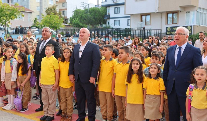 İlk ders zilinde Bıyık’tan öğrencilere destek